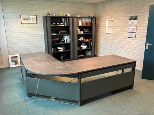 Bureau en 2 hoge jalouziekasten