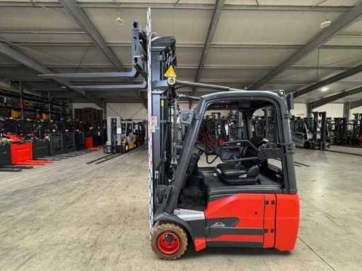 06/2023 Servicio + UVV 07/2027 Linde E18 EVO 1.800kg Triplex 607cm 3.+4. Horquilla de ajuste de válvulas Carretilla elevadora eléctrica 22.973 horas
