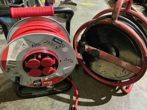 Verlängerungskabelspulen und Kabel (2x)