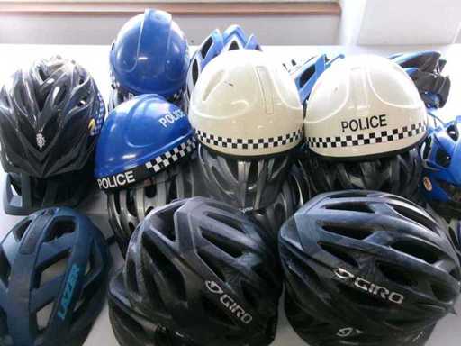 Bicycle helmet, partly defective (U2) (28x)