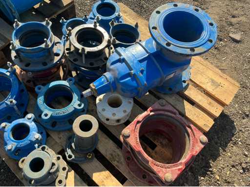 Lot of cast iron valves, taps, couplings (200x)