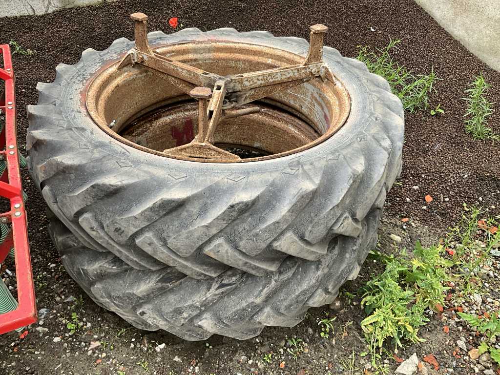 2 stuks dubbelluchtwielen met velgen GOODYEAR