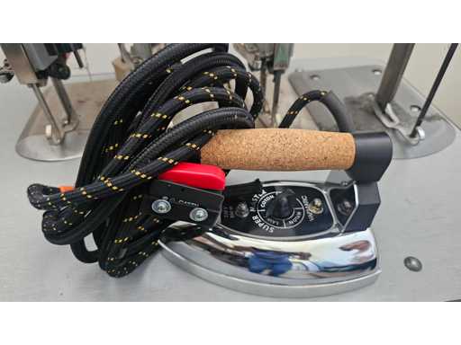   aproximativ 30 de ifroane industriale cu abur pentru produse textile și de îmbrăcăminte