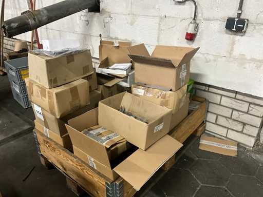 Un lot de accesorii pentru uși