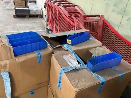 Série de différents plateaux de rangement, y compris BITO