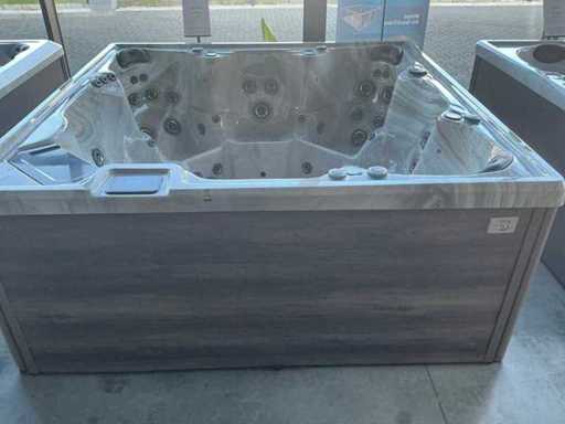 Belle & Moi Capilano Jacuzzi