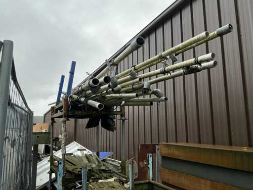 Gedemonteerde reclamebanners en profielen