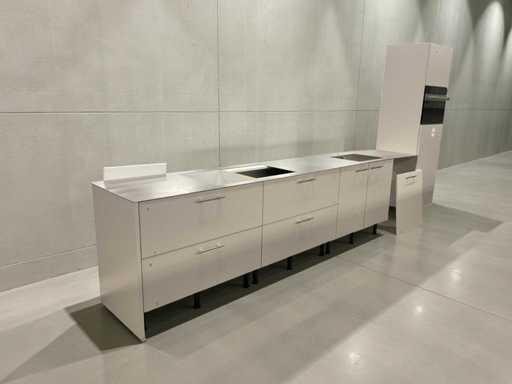 Rechtopgestelde showroomkeuken