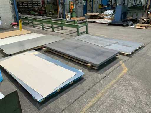 Stahlblechmaterial in verschiedenen Größen und Dicken (46x)