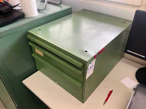 Schubladenschrank mit Inhalt