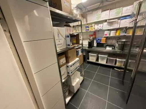 Roestvrijstalen stelling zonder inhoud