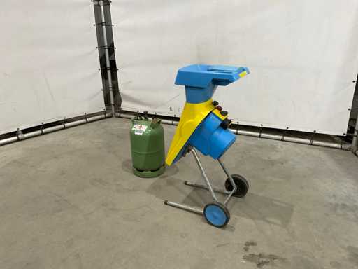 Gloria Holzschredder und Gasflasche