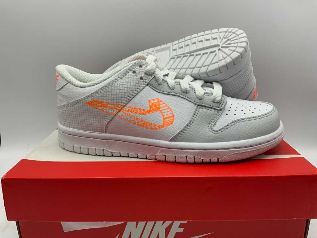 Adidași Nike Dunk Low SE White/Total Orange 36
