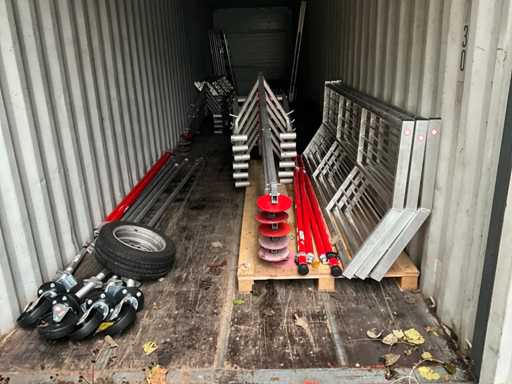 Dużo zabezpieczeń krawędzi dachu i rusztowania