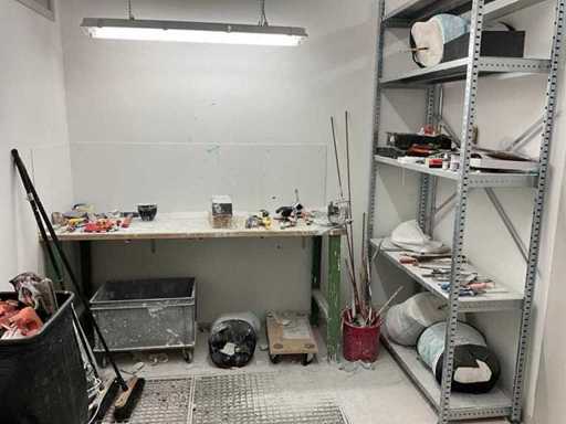 2 rafturi și bancă de lucru cu conținut