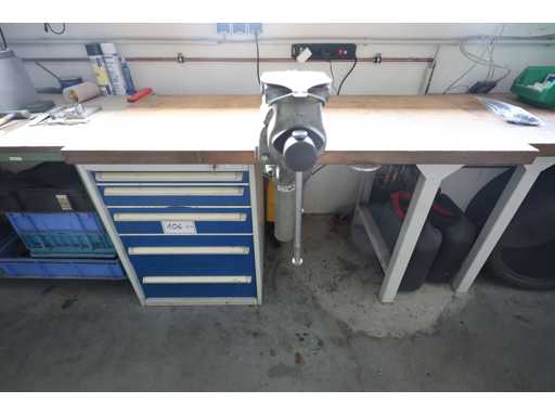   Werktisch mit Schraubstock und Inhalt