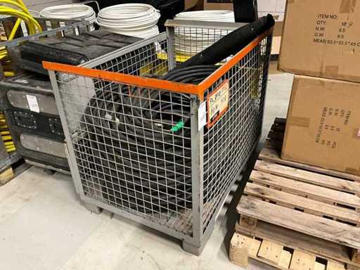 Kabel zasilający w gitterboxie