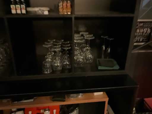 Sticlărie și diverse materiale pentru baruri