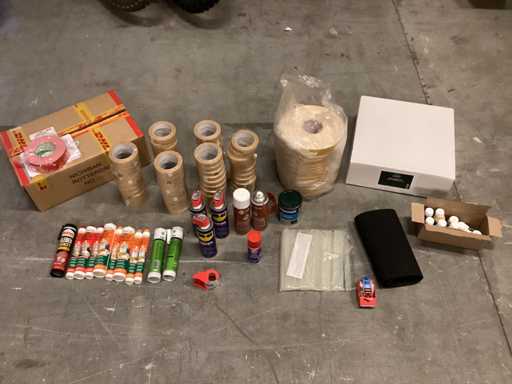 Charge von Verbrauchsmaterialien – a.o. Dichtmasse, Sprühstoffe, Klebeband, Kleber 
