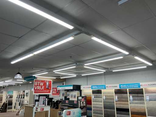 Werkstattbeleuchtung von 100 Metern Schienen mit LED-Balken und 35 Scheinwerfern