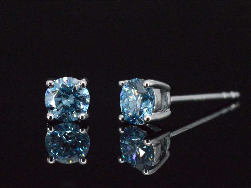 Witgouden oorbellen met blauwe diamanten 0.50 carate