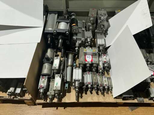 Batch of pneumatic cylinders of different diameters and lengths (approx 50)