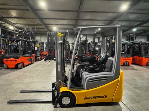 35/2020 Jungheinrich EFG216 1 600 kg Triplex 425 cm Élévateur électrique 6 884 heures