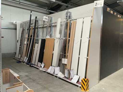 Verticale plank, met inhoud