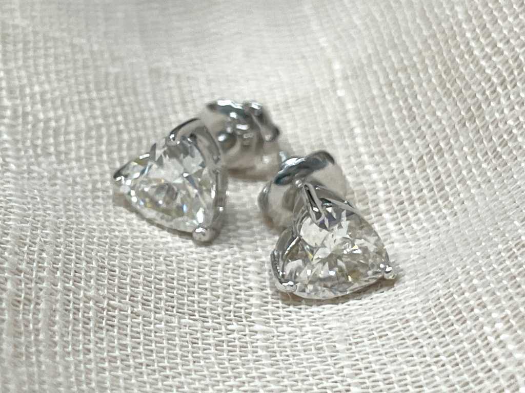 Prachtige solitair oorbellen gezet met twee hart vorm briljanten