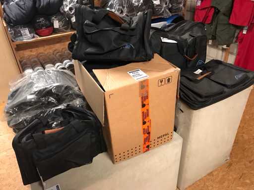 Genți de weekend pentru petrecerea BaseCamp