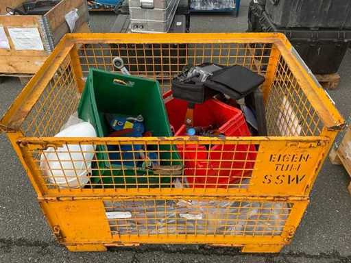 paleta mixta con diversas piezas, herramientas y accesorios