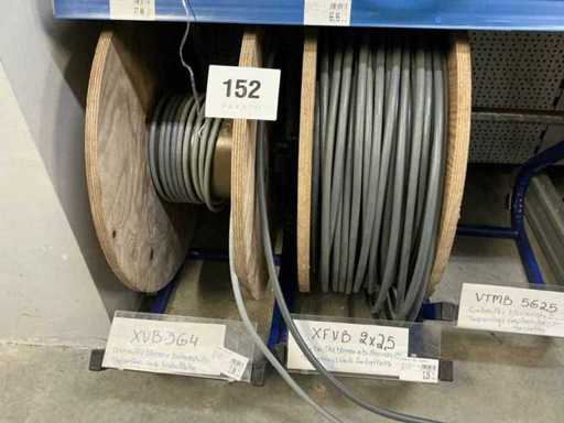 18 bobijnen met diverse installatiekabel
