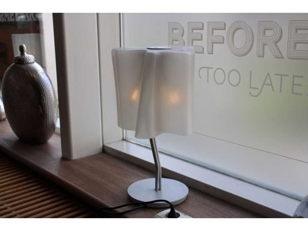 2 design tafellampen voorzien van glazen lampenkap