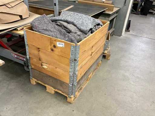 Euro pallet + marco de madera con mantas de embalaje. Aprox. 60 piezas