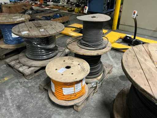 Various power cables (3x)