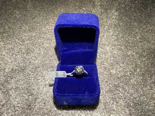 Anello in oro bianco con 3,62 crt. Diamanti