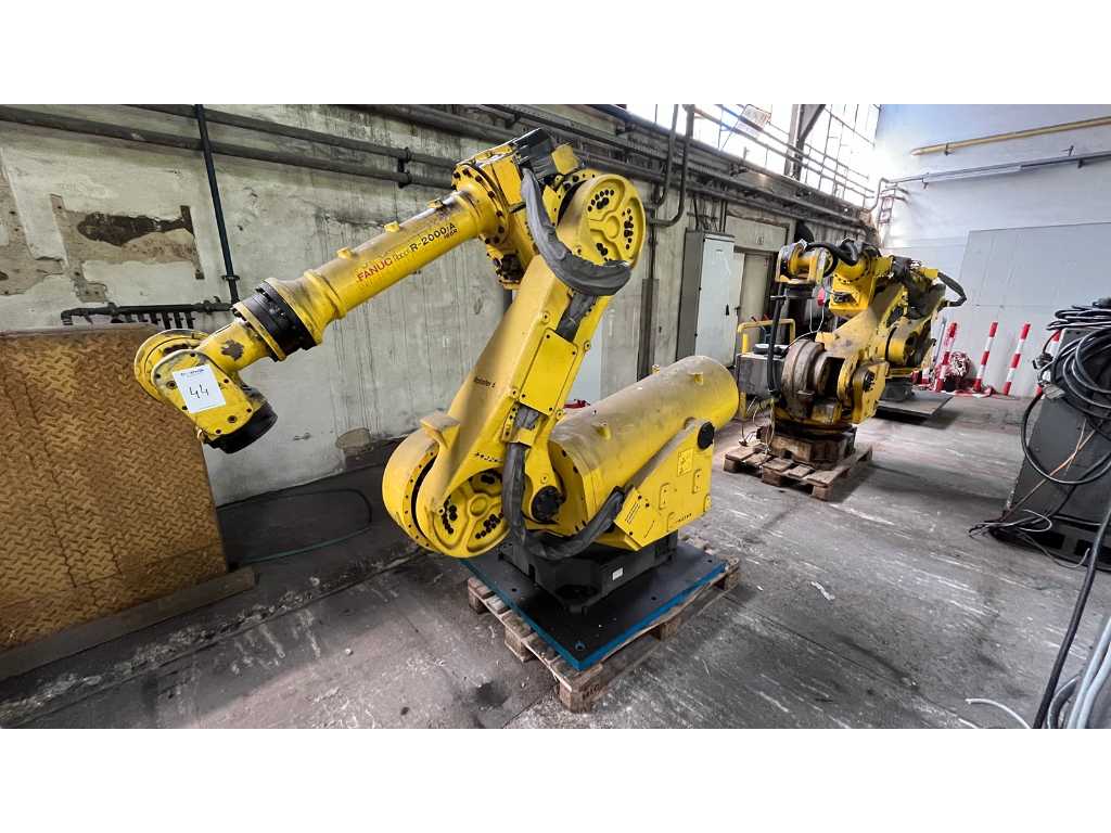 2005 Fanuc R-2000iA/165R Handling robot