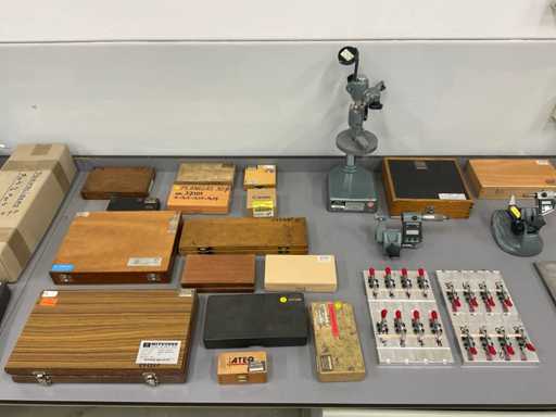 Mitutoyo unter anderem. Labor-Messgeräte