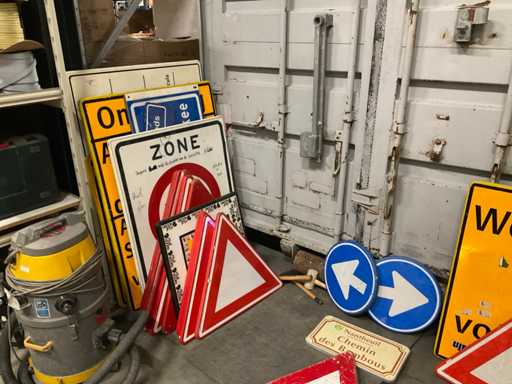 Série de panneaux de signalisation variés (23 fois)