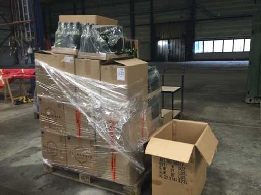 Un lot de sticle goale de vin