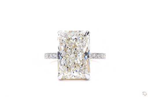 Anello in oro giallo 18 carati con 8.35 ct diamante.