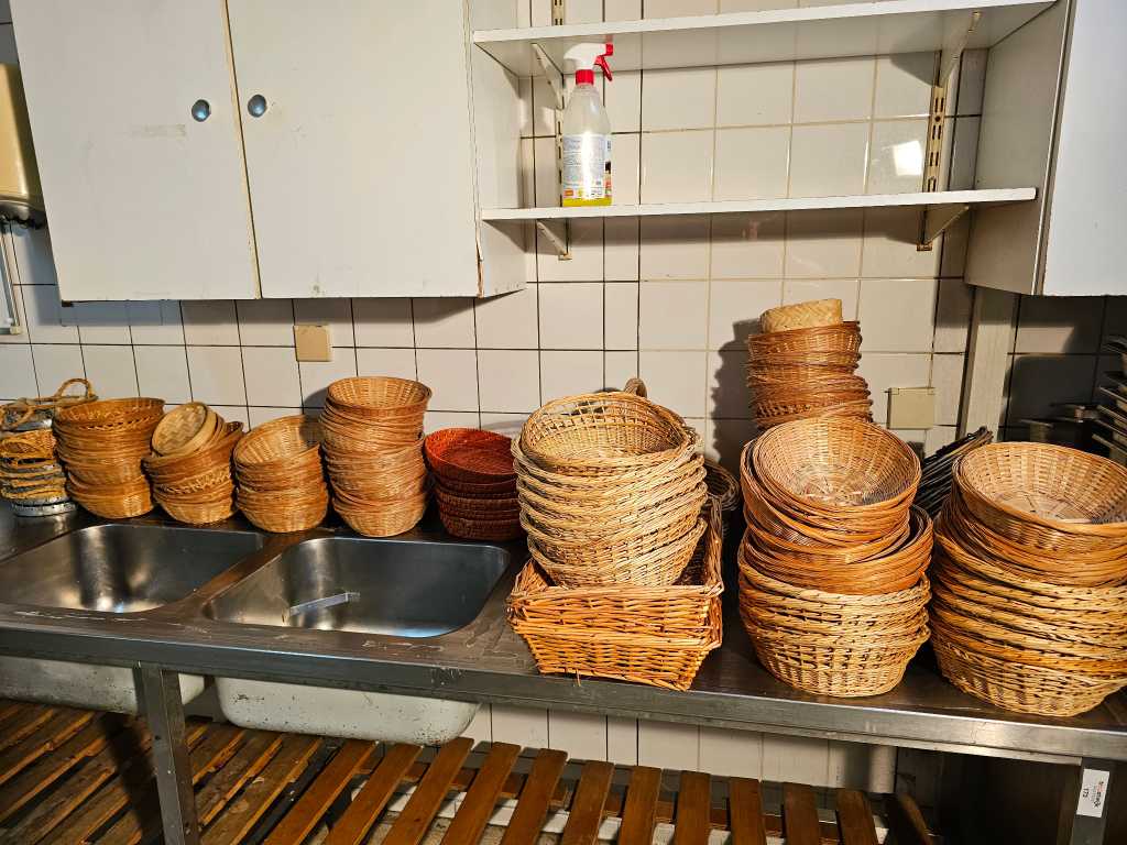 Batch of various wicker baskets