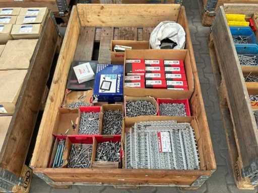 Verschiedene Baumaterialien und Befestigungselemente