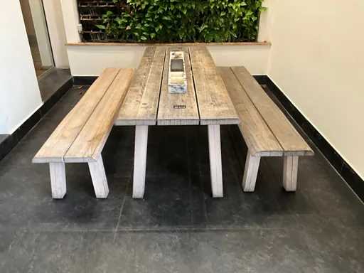 Hutten - Houten tafel met 2 banken