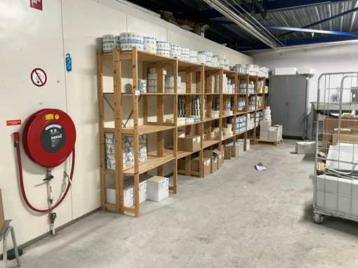 verschillende houten rekken