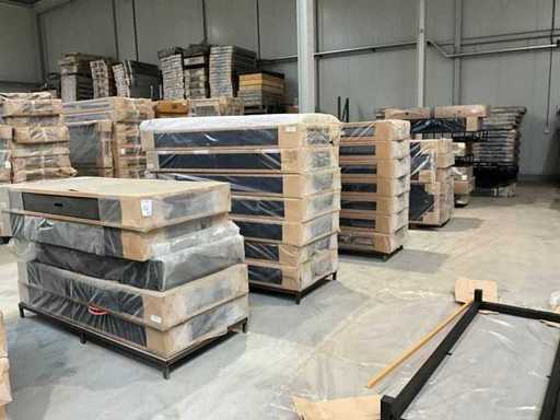 Divers cadres de lit en acier