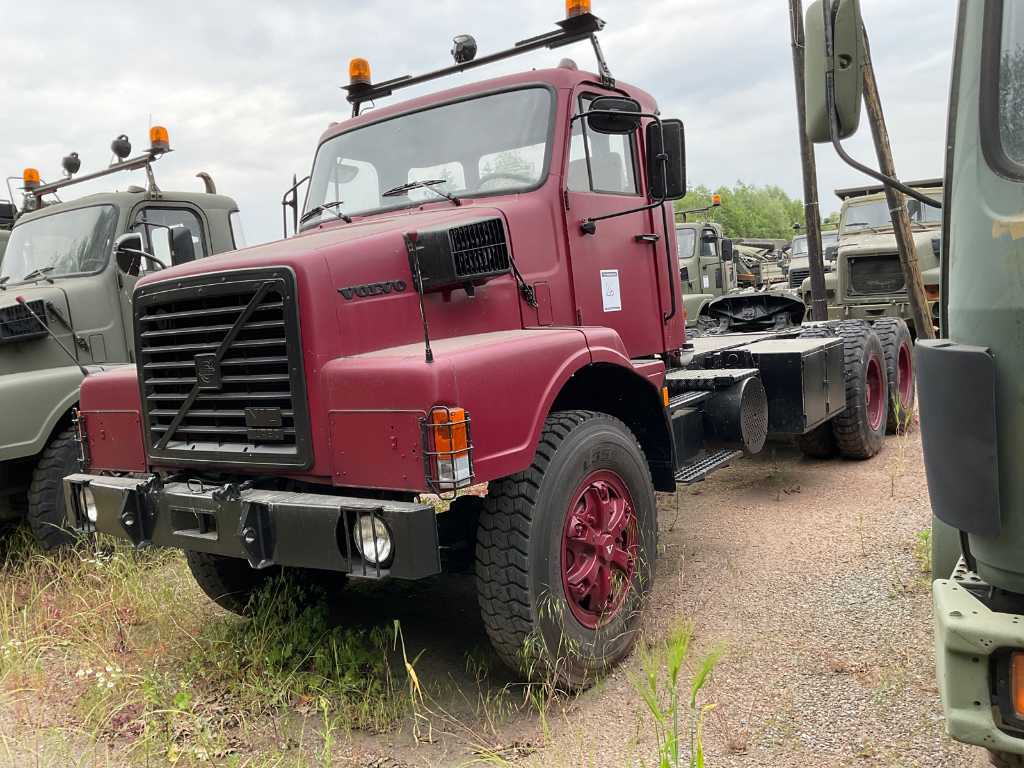 Camion con piattaforma di aggancio