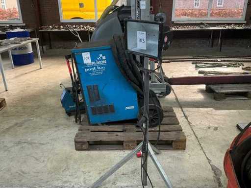 Construction light with tripod