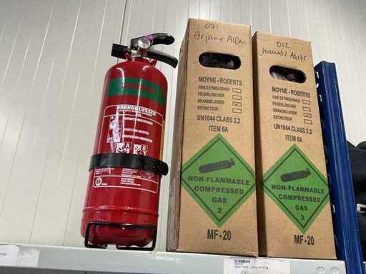 Fire extinguisher (3x)