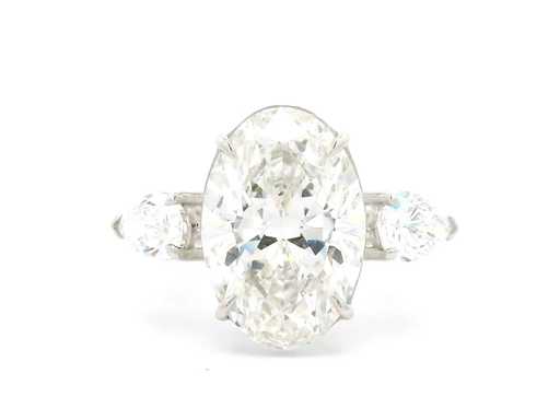 Ring aus Platin mit 5,80 crt. Diamant